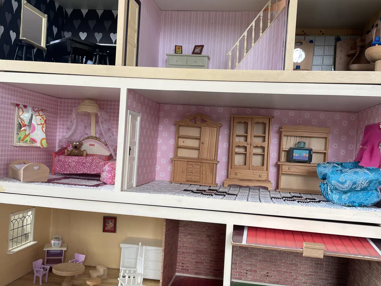 Billede 10 - Lumbydukkehus m. 4 etager ink. møbler 