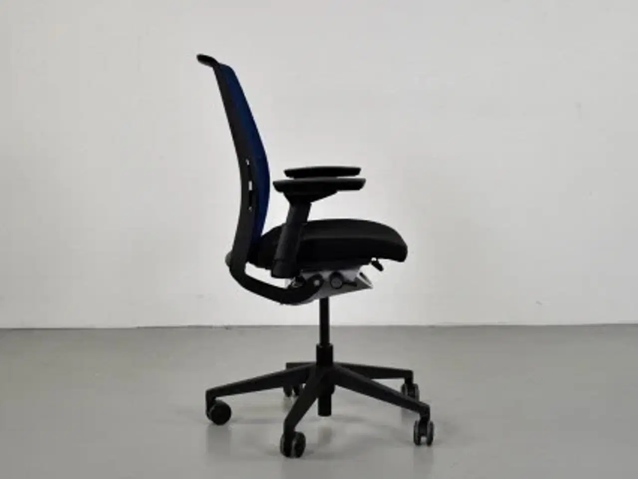 Billede 2 - Steelcase think kontorstol med sort sæde og ryg i blå mesh