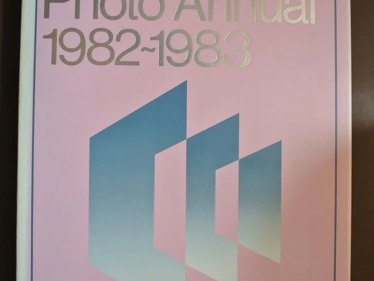 Billede 1 - pentax photo annual 1982-1983, emne: kunst og kult