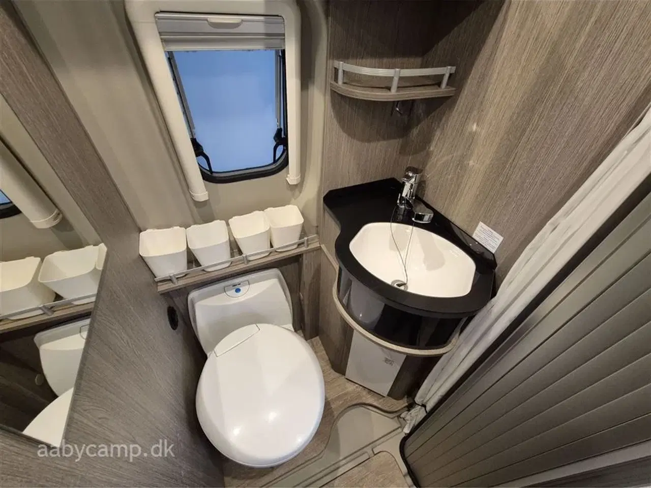 Billede 18 - 2020 - Pössl Roadcar R 640 Automatgear. 2x solceller. batteri. markise. duo-control. kompressor køleskab. undervognsbehandlet. helårsdæk. anhængertræk. soft close på bo-delsdør.