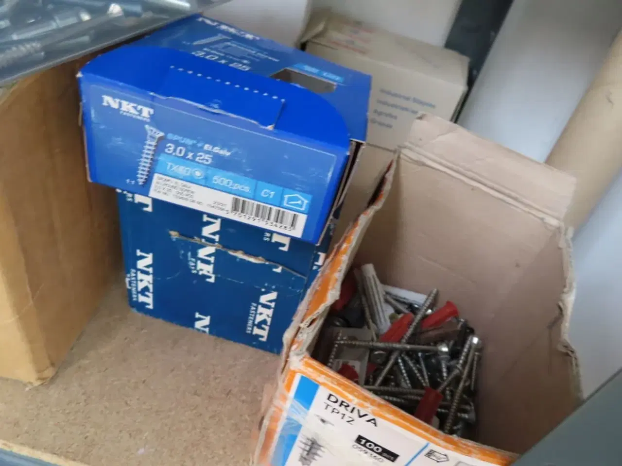 Billede 11 - Reol med indhold (Se billeder)