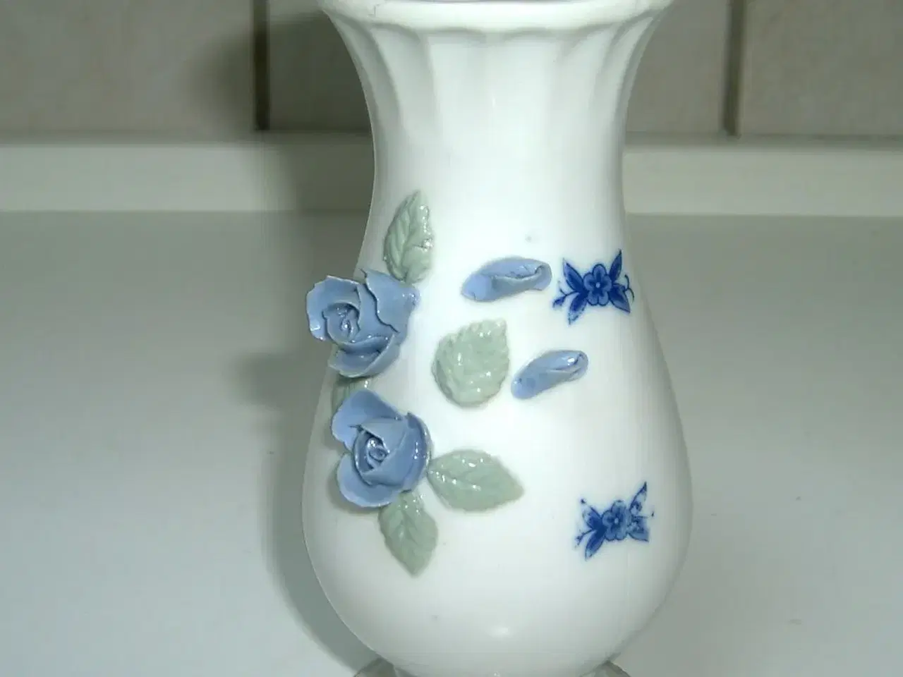 Billede 2 - Gl. Vase med blå blomster på, Nedsat