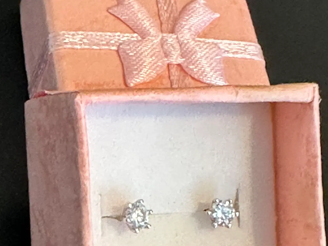 Billede 2 - Nye sølvørestikker med 0,3 k moissanite i hver. 