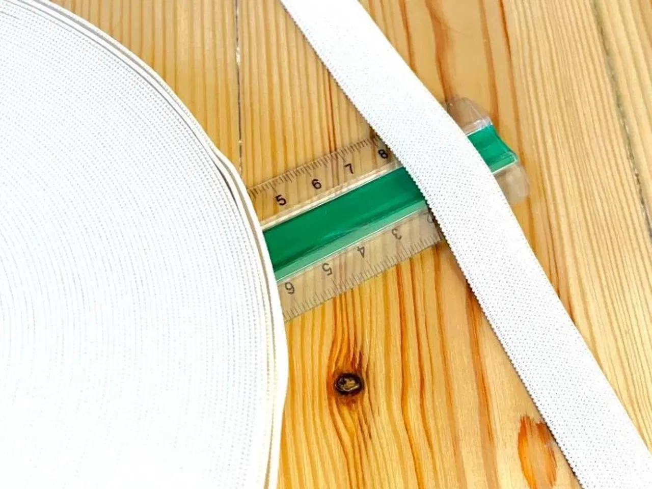 Billede 2 - Hel rulle med god elastik. 2 cm bred.