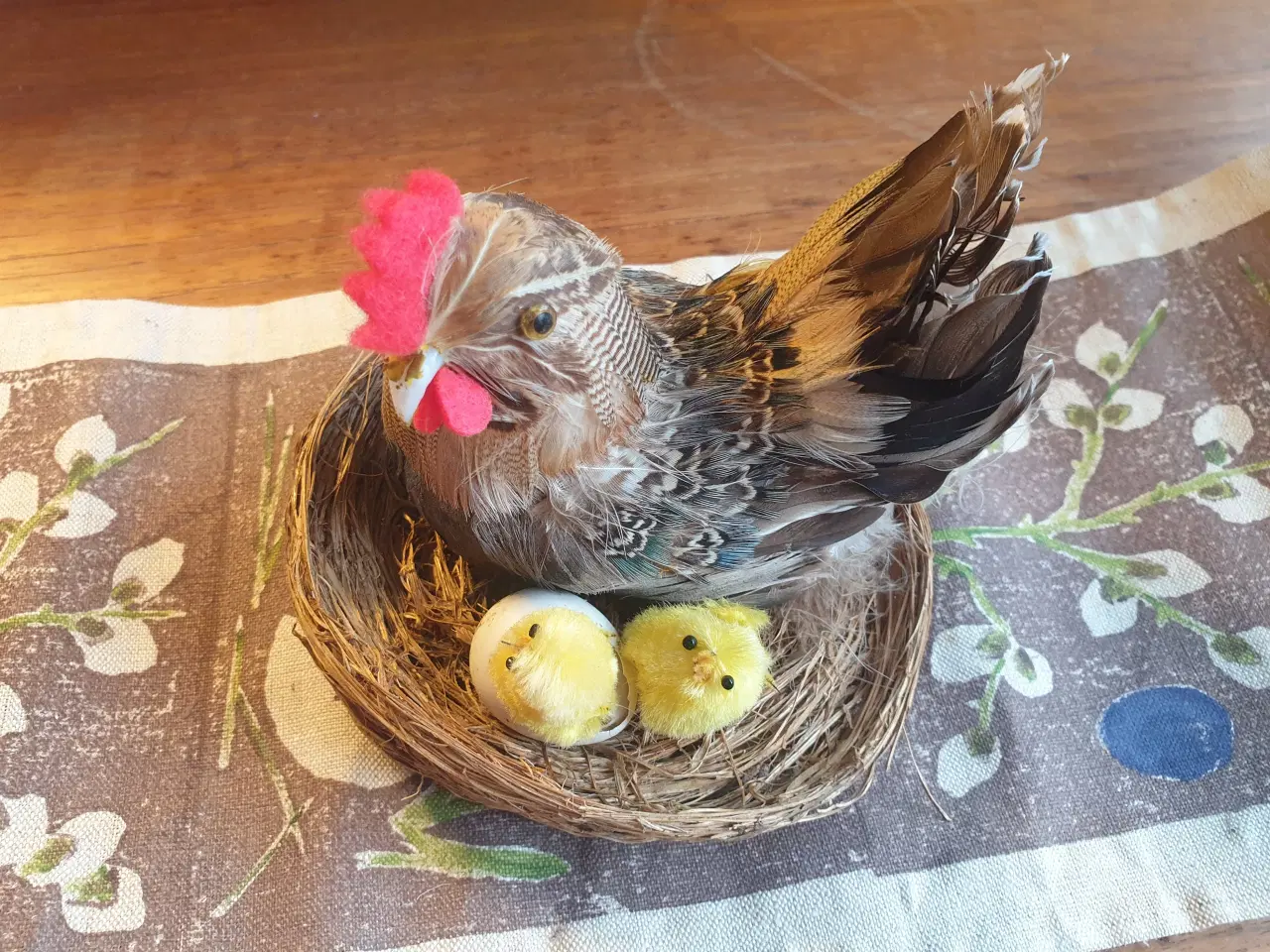 Billede 4 - Påske Hønemor på reden med 2 Påskekyllinger     