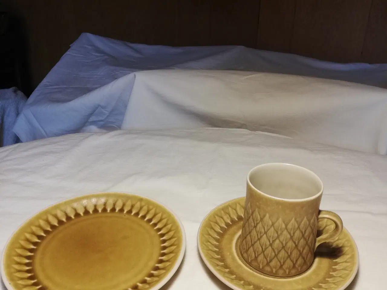 Billede 7 - Relief stentøj kaffekande, tallerkener, kopper m. 