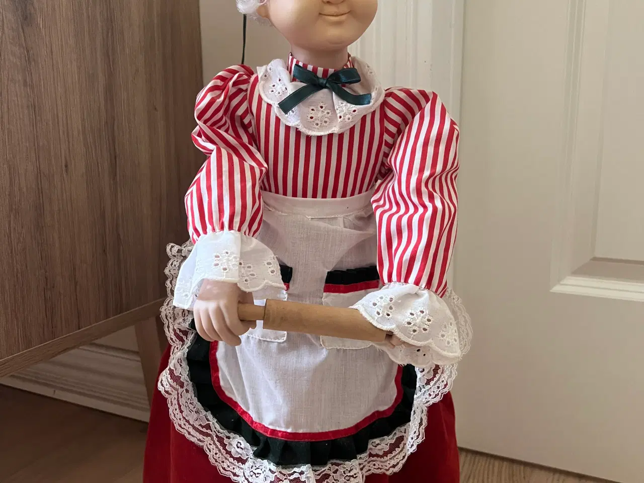 Billede 1 - Flot gammel mekanisk bagerjomfru figur