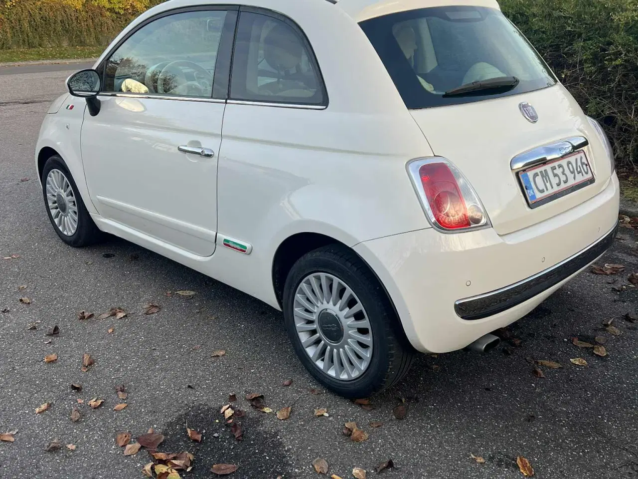 Billede 1 - Populære Fiat 500 med glastag og lav KM. 