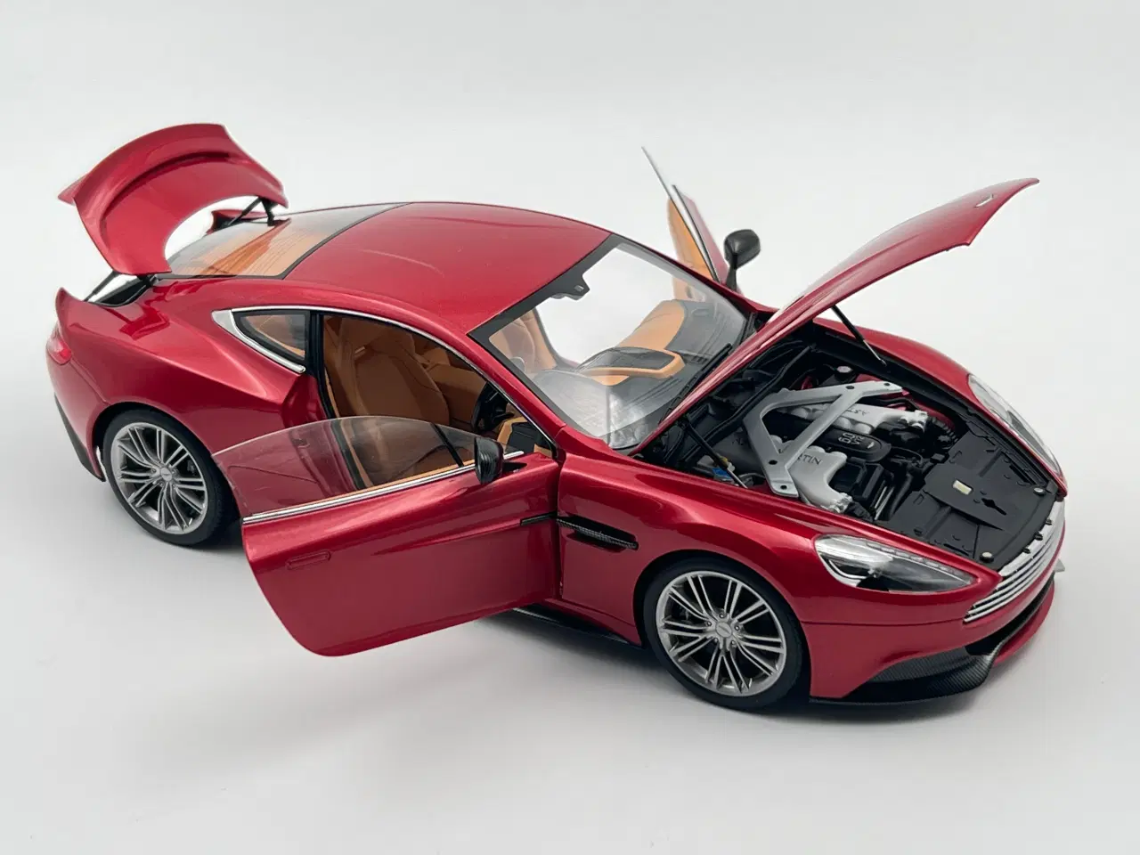 Billede 5 - AUTOart 2015 Aston Martin Vanquish 6.0 V12 1:18