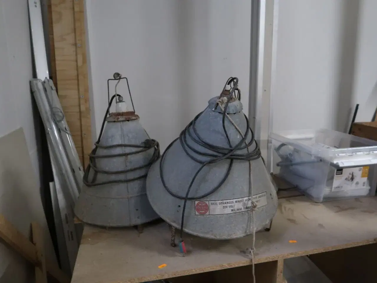 Billede 10 - Arbejdsborde/reoler med div. Varelager og værktøj