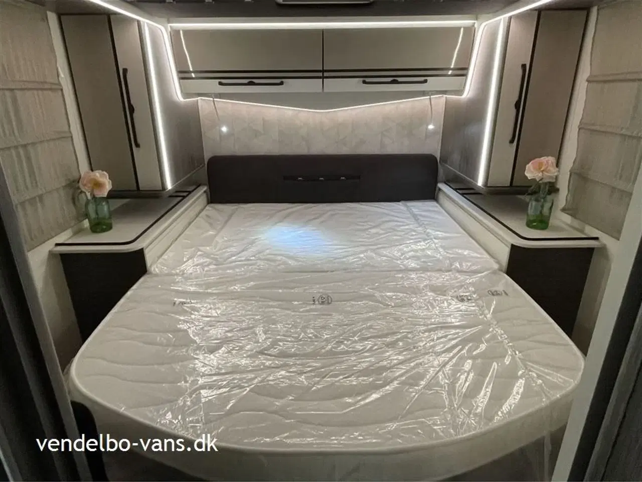 Billede 20 - 2026 - McLouis Nevis Lounge og stor højdejusterbar dobbeltseng bag + dobbeltseng foran