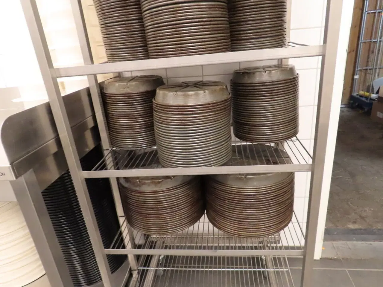 Billede 6 - To reoler på hjul