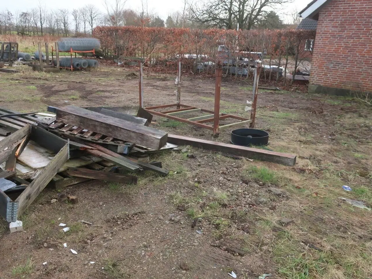 Billede 4 - Bareller, paller med indhold, hegnsstolper m.m.