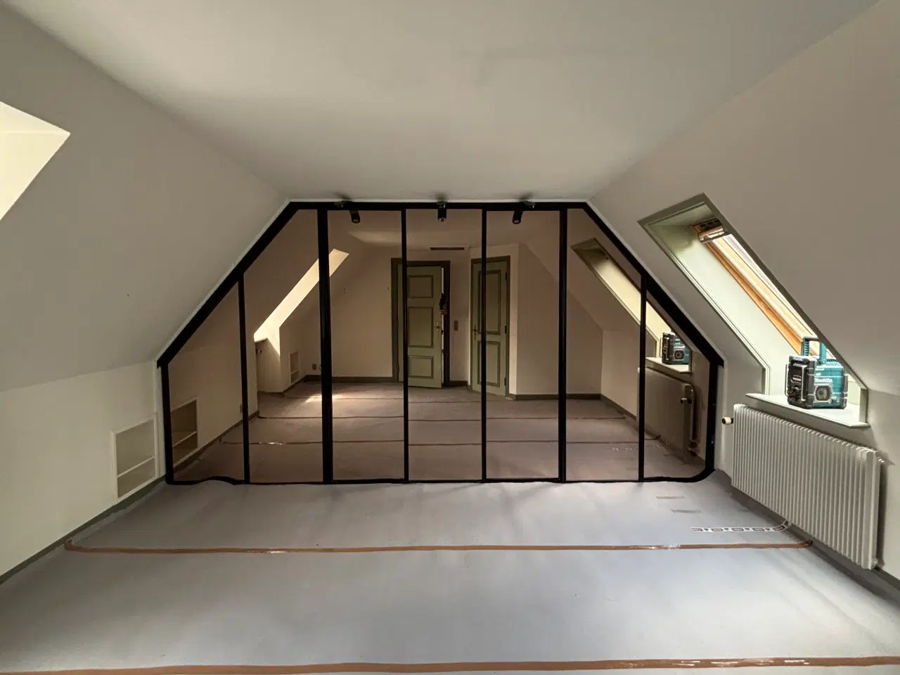 Billede 1 - Garderobeskab med skydelåger