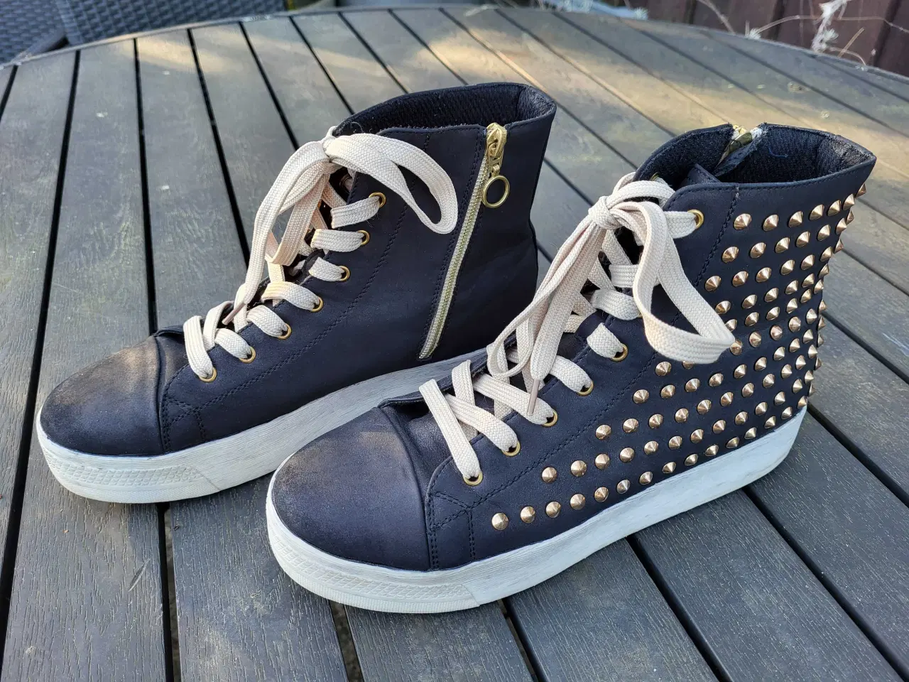 Billede 3 - Ankelstøvler med guldfarvede nitter