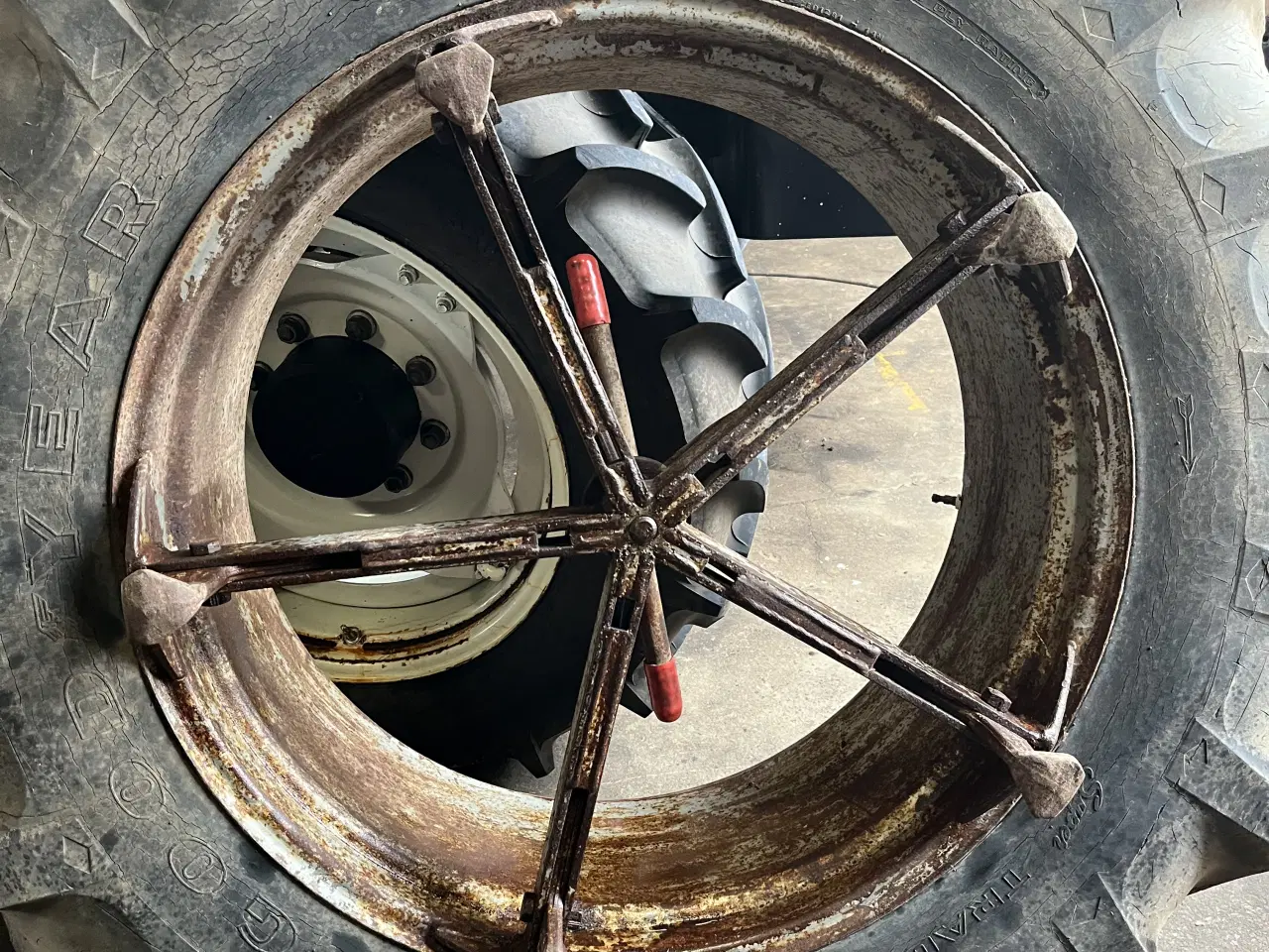 Billede 1 - Tvillinghjul 16,9-34 pris 1000kr