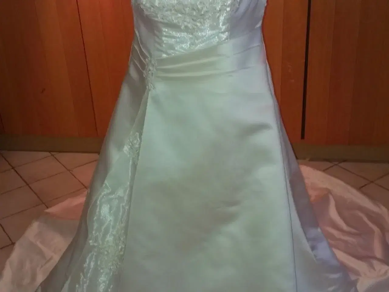 Billede 1 - smuk brudekjole med slæb