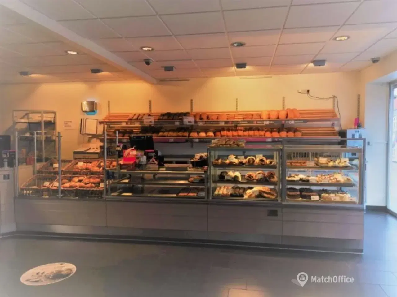 Billede 4 - Central butik med mange muligheder!