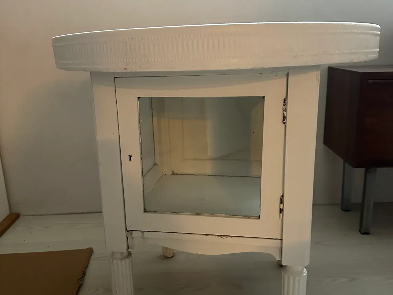 Billede 1 - Antikt hvidt træbord med glasskab