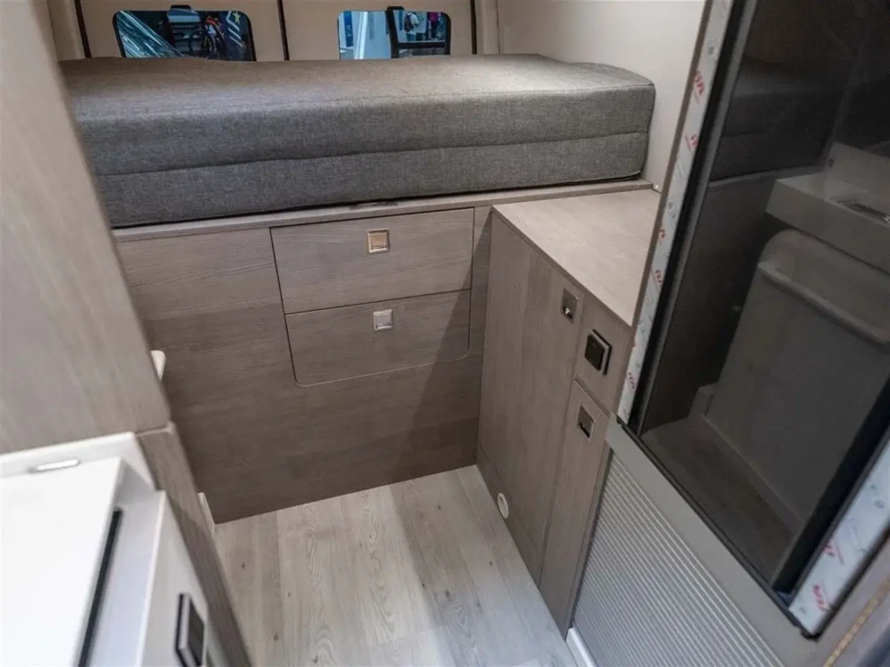 Billede 12 - 2026 - FURGOK XPANSION 600 4x4 Langsgående senge og cykel garage på 6 meter!