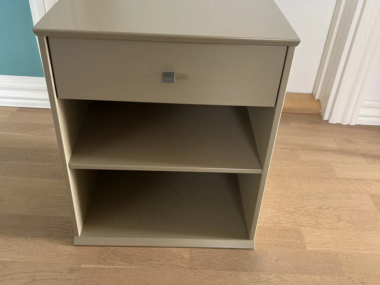 Billede 1 - Sengebord med skuffe