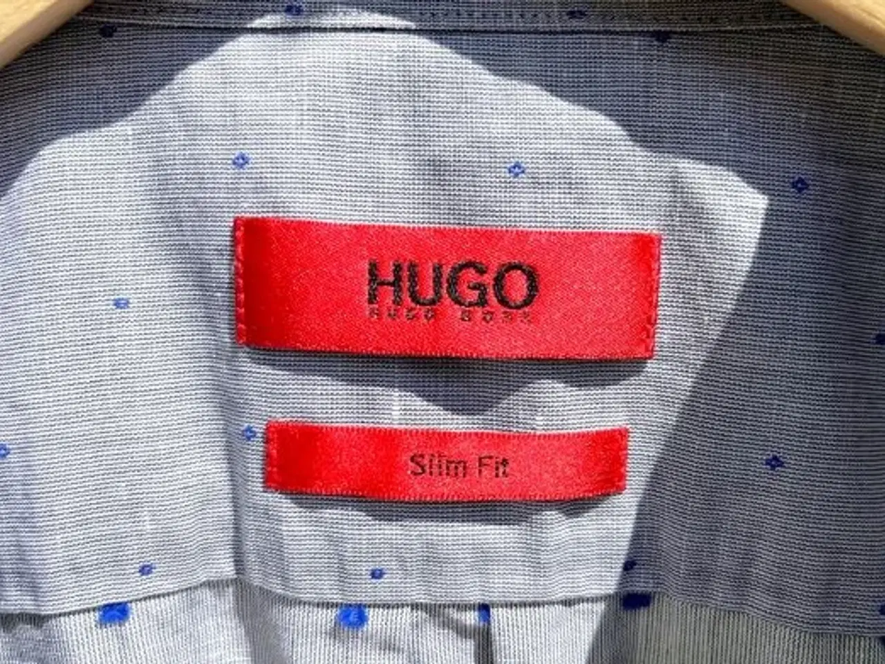 Billede 3 - HUGO skjorte med broderede prikker. Slim fit