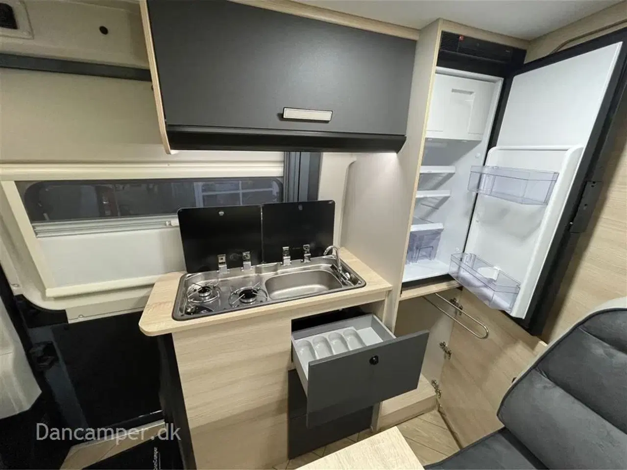 Billede 21 - 2025 - Chausson F&S Line TILBUDSPRIS kr. 931.800,- SPAR kr. 21.600,- Van som familiecamper med 5 selepladser, pop-up og masser af sovepladser på kun 5,99 m længde.