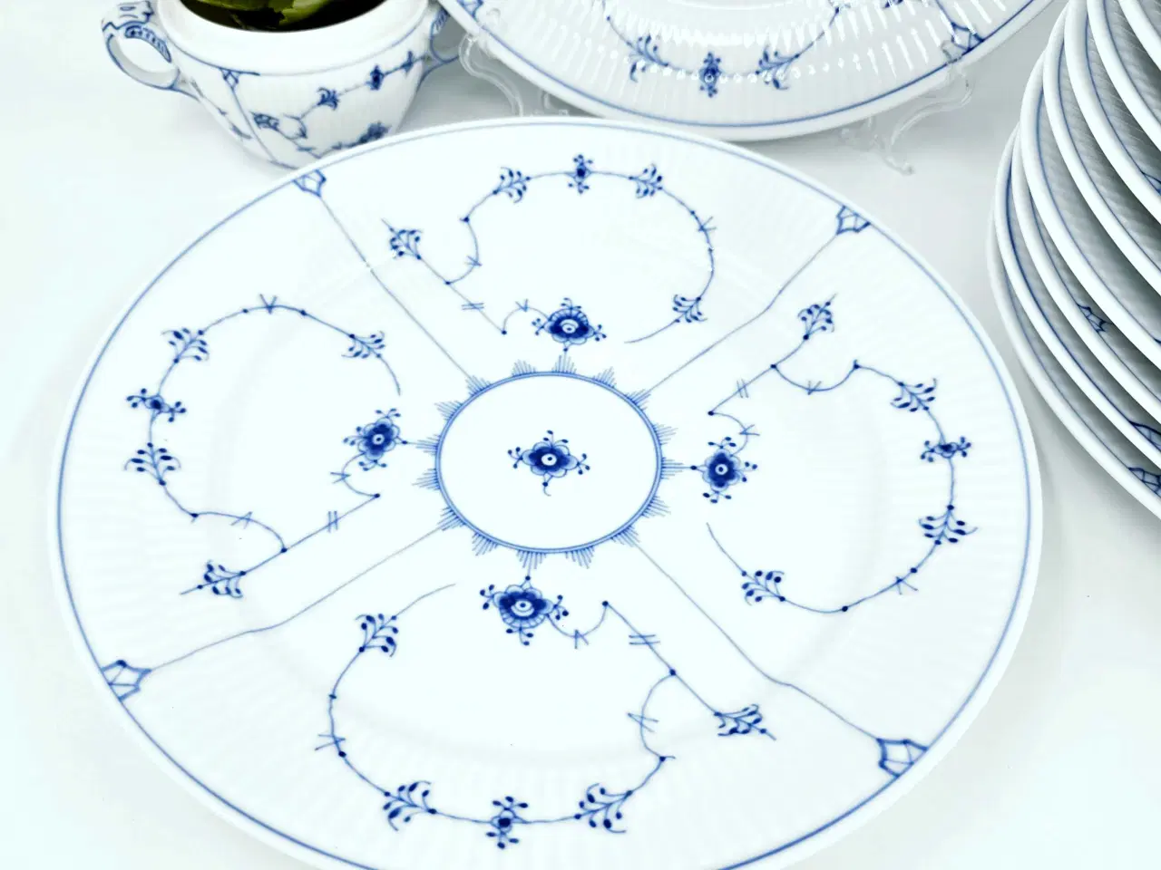 Billede 4 - Musselmalet Riflet Middagstallerken Porcelæn 