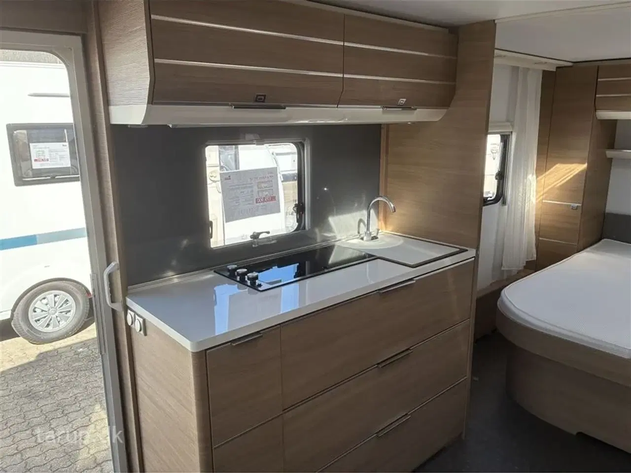 Billede 12 - 2020 - Adria Adora 593 UP   Fortelt: Isabella Commodre, mover, fritstående dobbeltseng m/ elev., rundsiddegruppe, el-støtteben, el-gulv-varme, stort køleskab m/ fryser