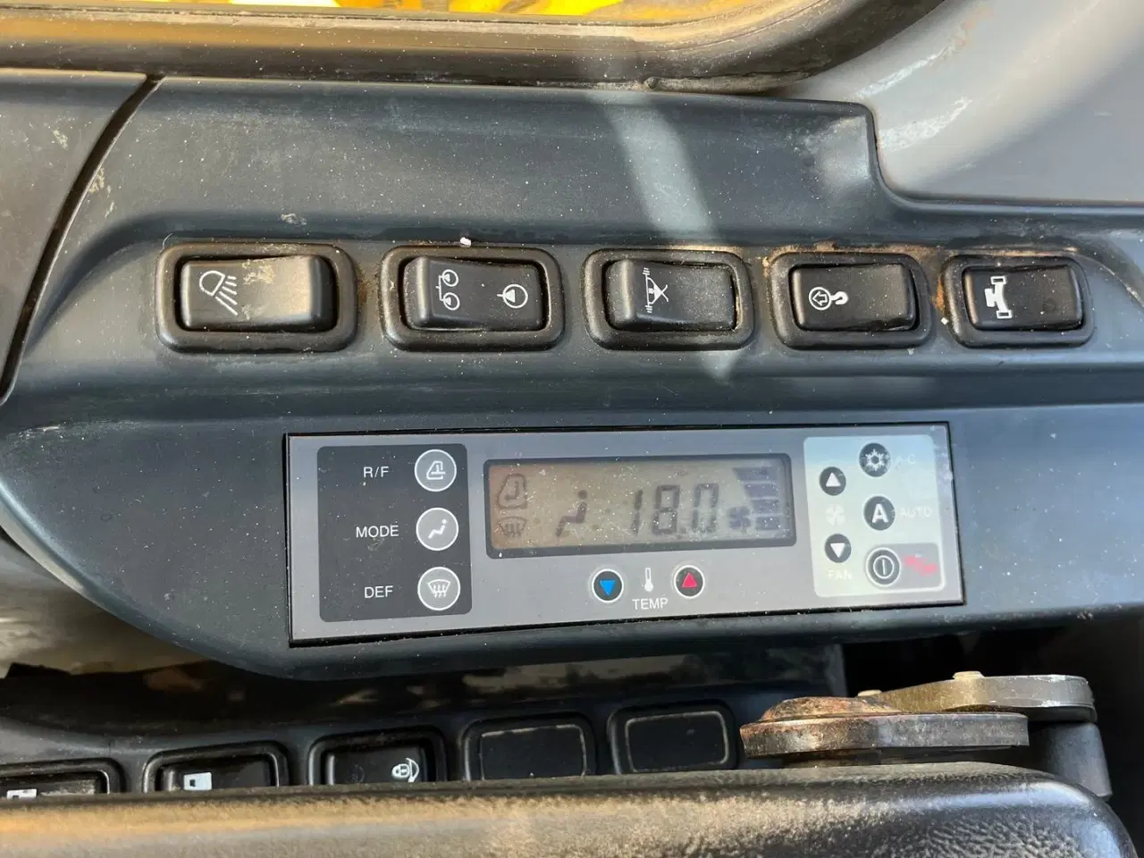 Billede 22 - New Holland E215B 21 ton maskine med 2 skovle.