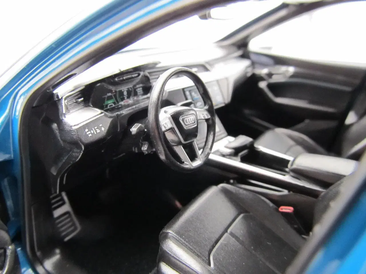 Billede 6 - Audi e-tron 1:18  - AUDI dealer Edition 