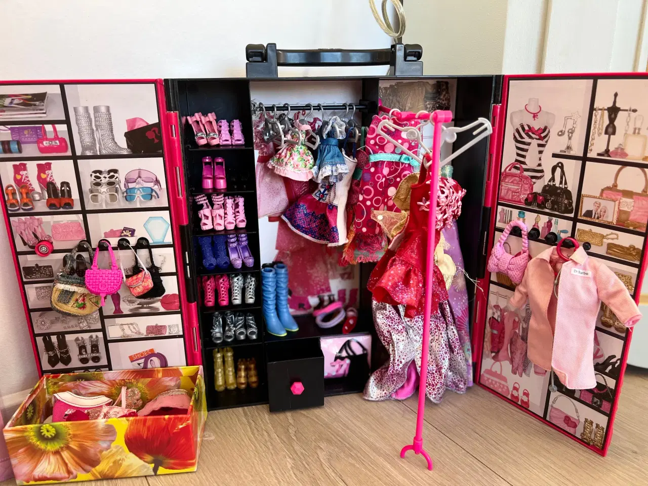 Billede 2 - Barbie og Bratz Hus, møbler, tøj og dukker