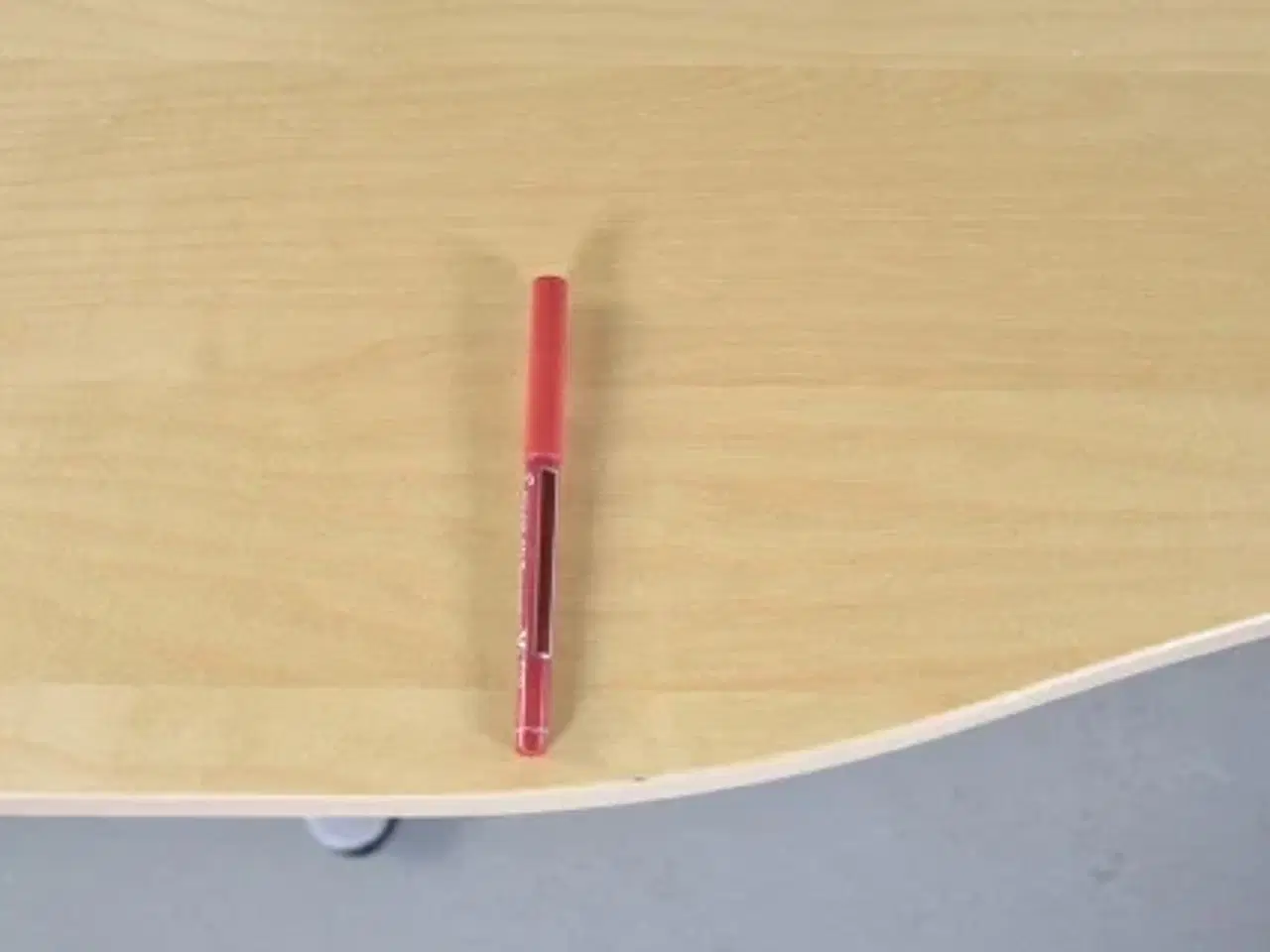Billede 6 - Kinnarps hæve-/sænkebord med mavebue, 160 cm.