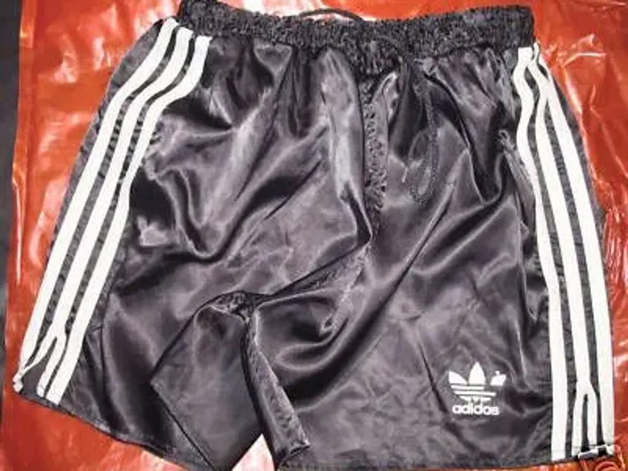 Billede 4 - Adidas og hummel nylon retro shorts købes
