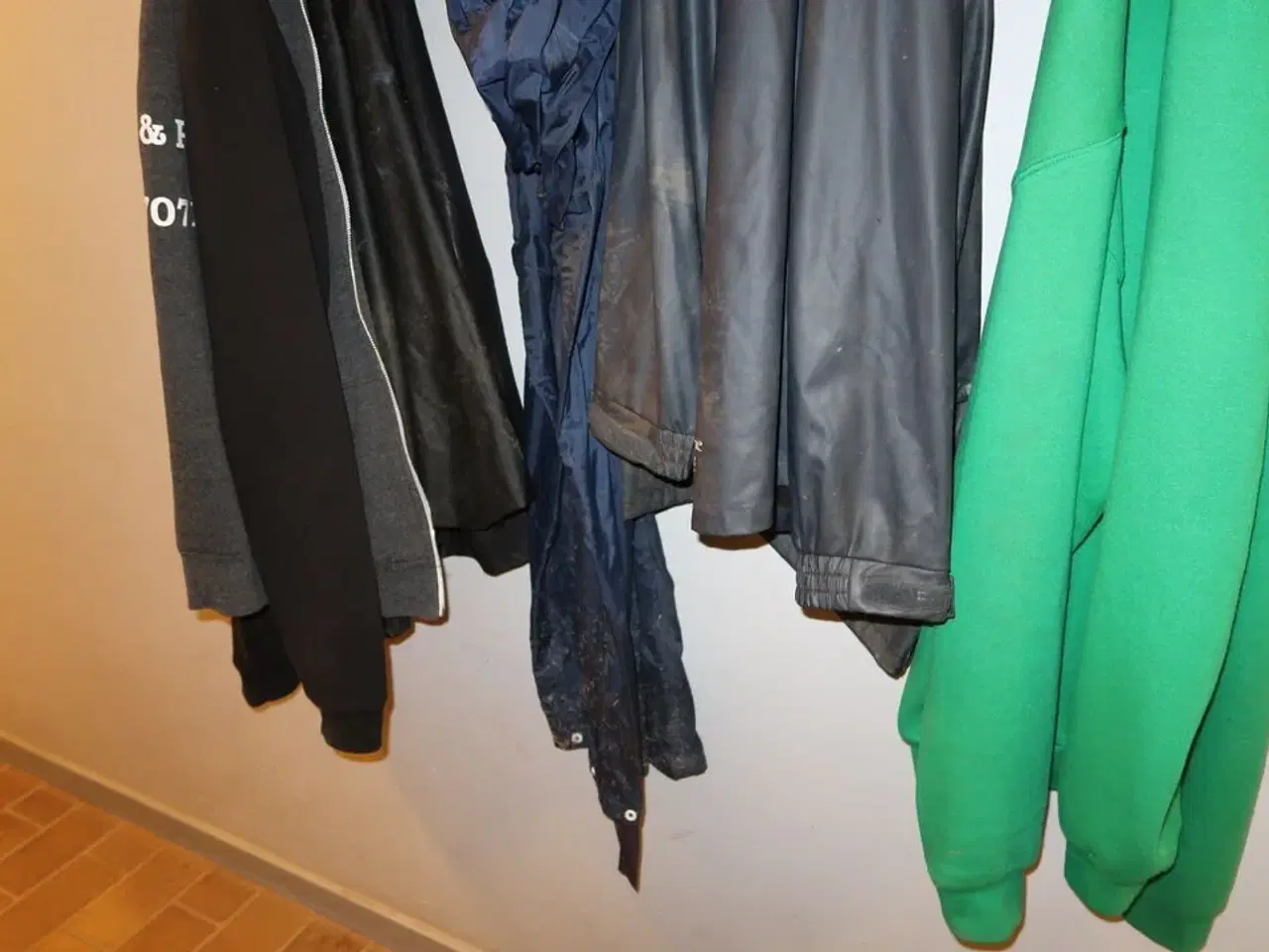 Billede 8 - Div. Arbejdstøj, sko samt bænke