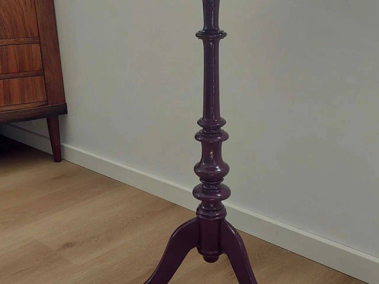 Billede 2 - Fint pyntebord malet i farven: amethyst shadow