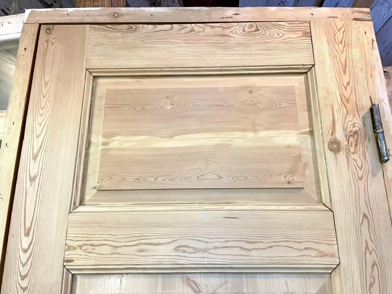 Billede 4 - Bred og lav fyldningsdør m. karm og bundstykke