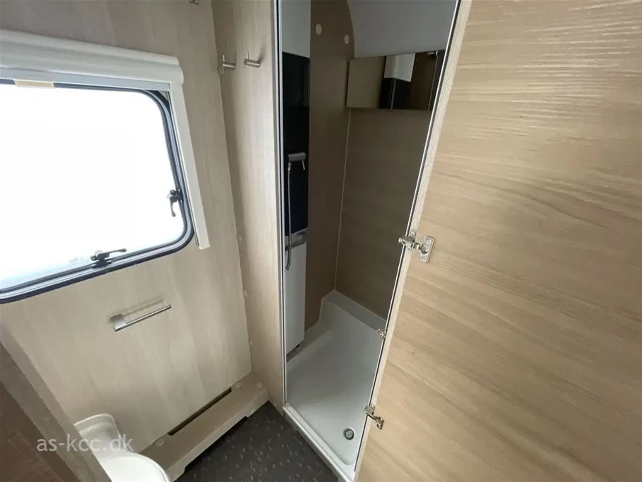 Billede 12 - 2020 - Adria Adora 573 PT Supreme edition   Adria Adora 573 PT Supreme Edition årg. 2020 7 sovepladser, 5 siddepladser. Køjer, dobbeltseng, rundsiddegruppe,  mover, solceller