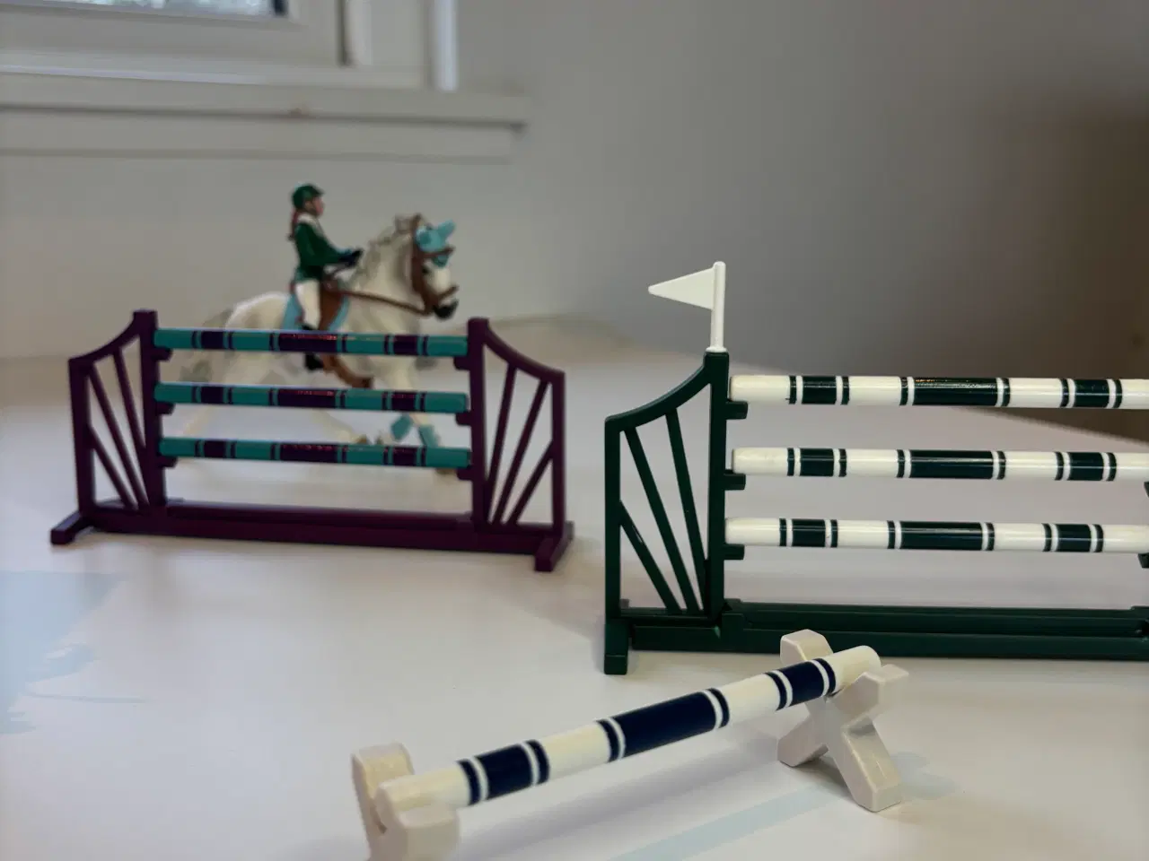 Billede 6 - Schleich stald område med 7 stk  heste