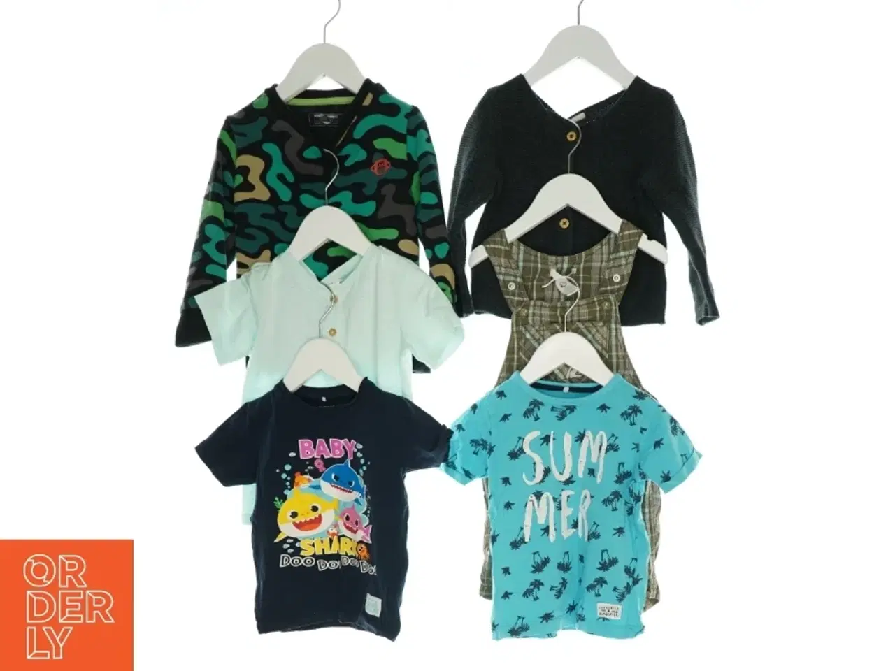 Billede 1 - 2 sweatshirt, 3 t-shirts og en buksedragt (Str. 82/86)