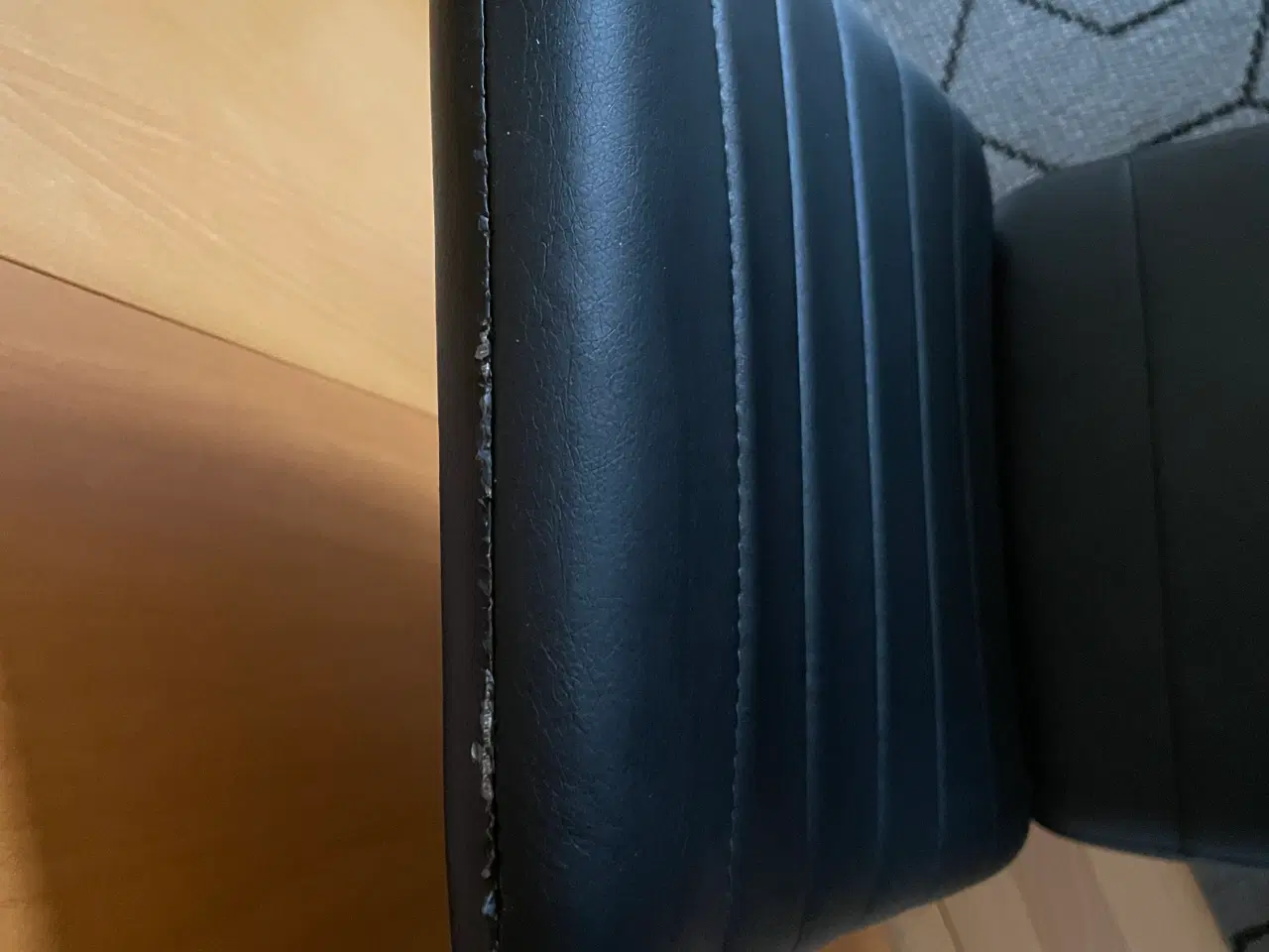 Billede 2 - 5 stk spisebordsstole i sort læderlook