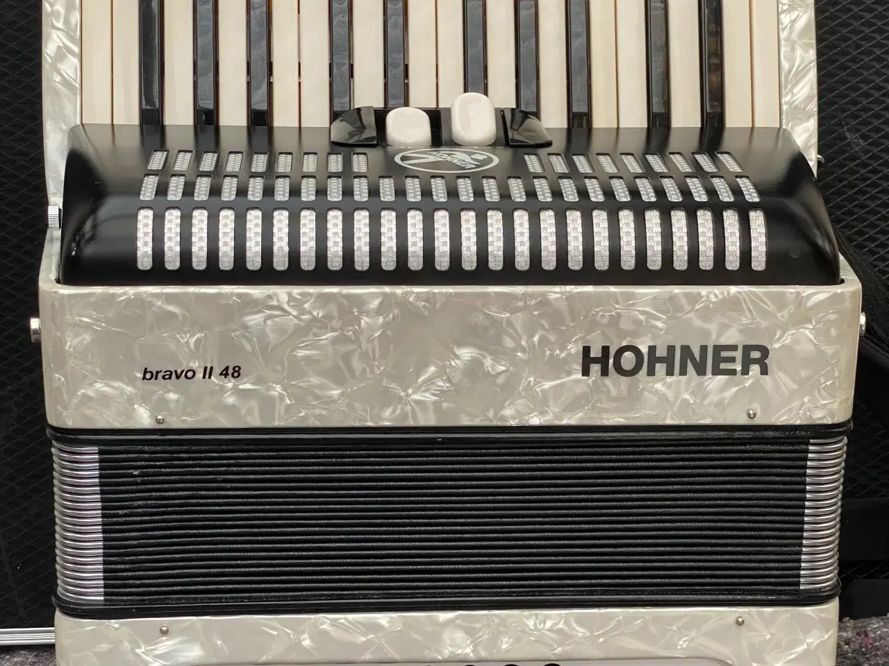Billede 14 - Hohner Bravo II 48 Facelift – Næsten Ny Harmonika