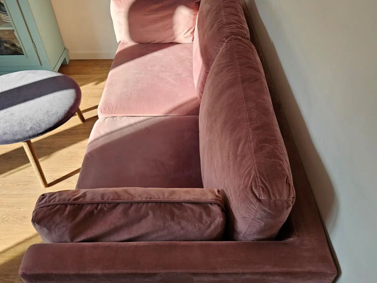 Billede 4 - Flot moderne velour sofa i rosa