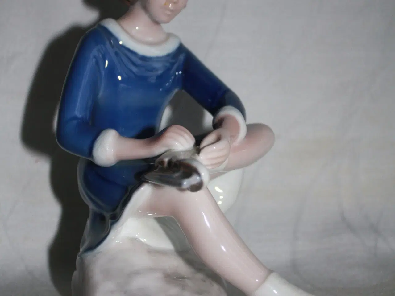 Billede 2 - Porcelænsfigur "Pige med skøjter" fra B&G