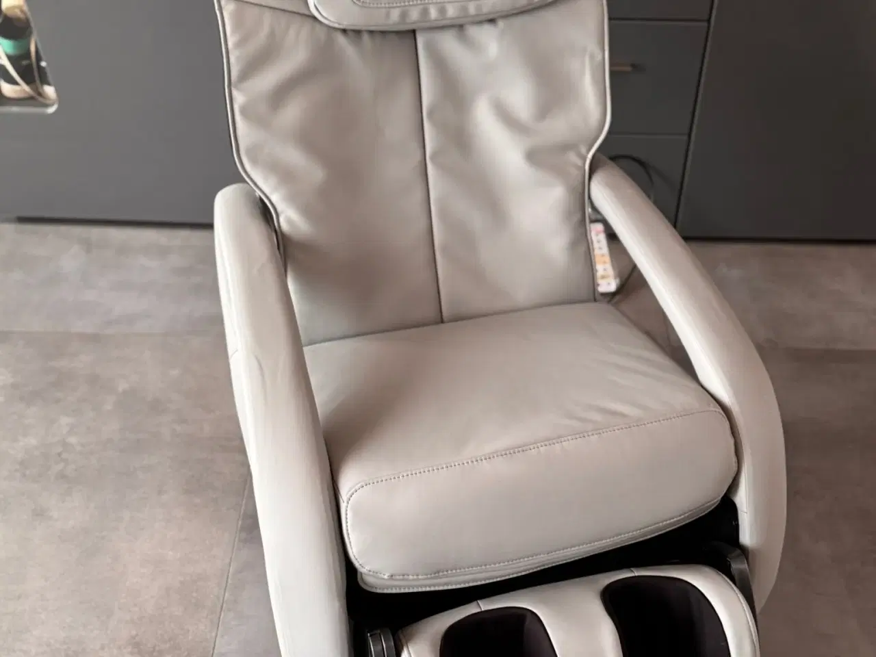 Billede 4 - Massagestol læder grå med fodmassage og fjernbetje