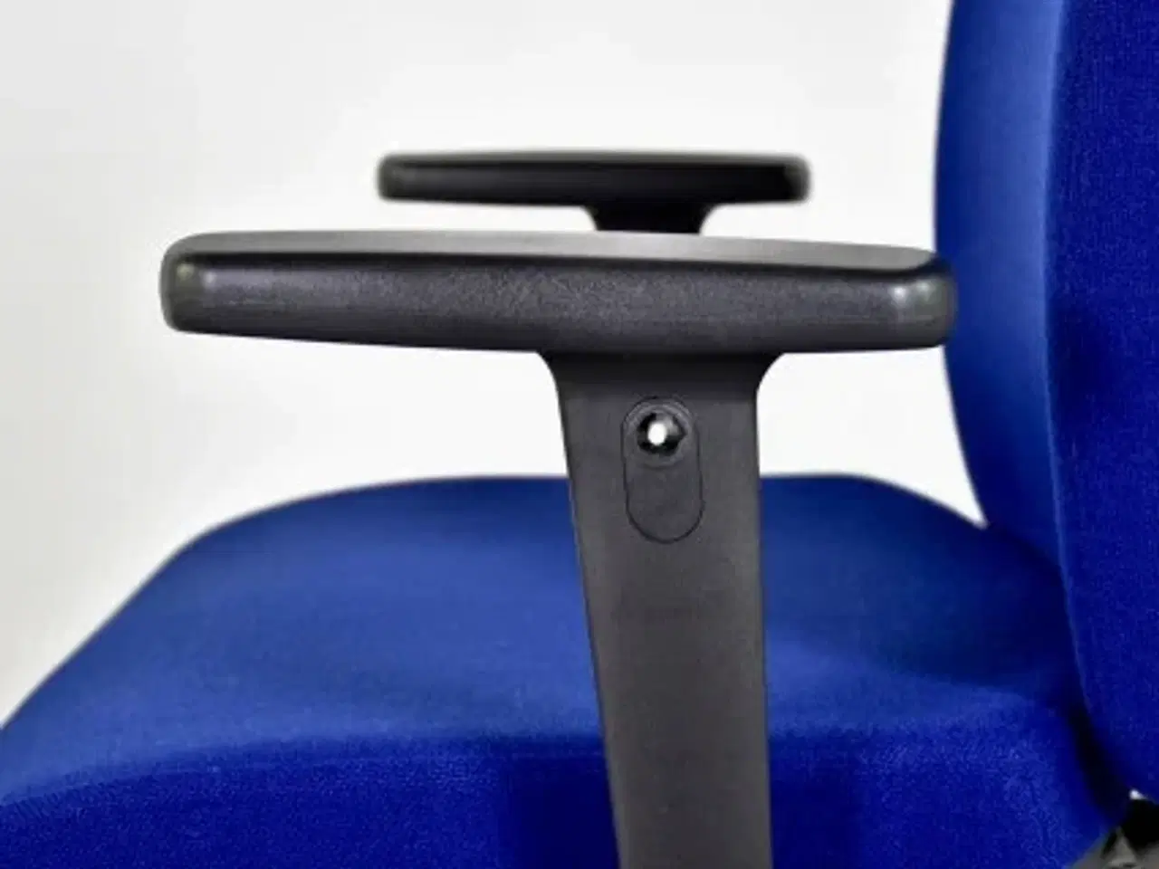 Billede 7 - Duba b8 kontorstol med blåt polster og sorte armlæn