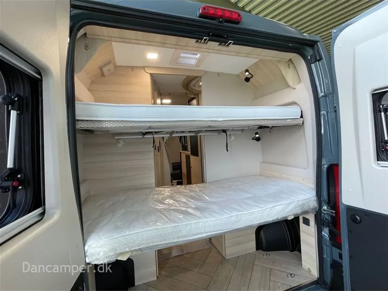 Billede 8 - 2025 - Chausson F&S Line TILBUDSPRIS kr. 931.800,- SPAR kr. 21.600,- Van som familiecamper med 5 selepladser, pop-up og masser af sovepladser på kun 5,99 m længde.