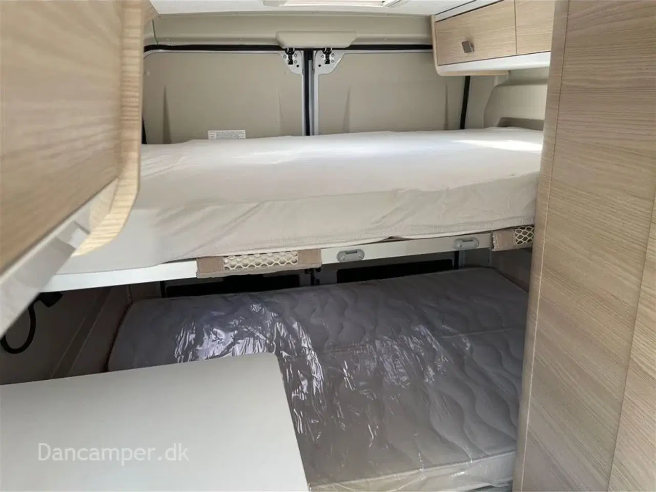 Billede 13 - 2024 - Chausson First Line V594 MAX   Nedsat med kr. 63.000,- Super spændende, kort van med to dobbeltsenge på tværs i køjesystem. 2,2, L motor , 140 HK, solcelle og markise m.m.