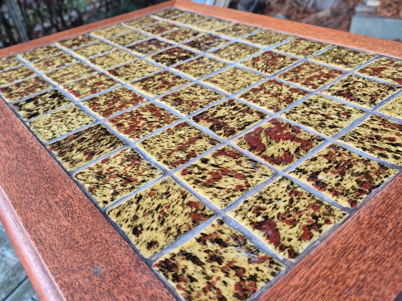 Billede 4 - Sidebord i teak med fine sandfarvede kakler