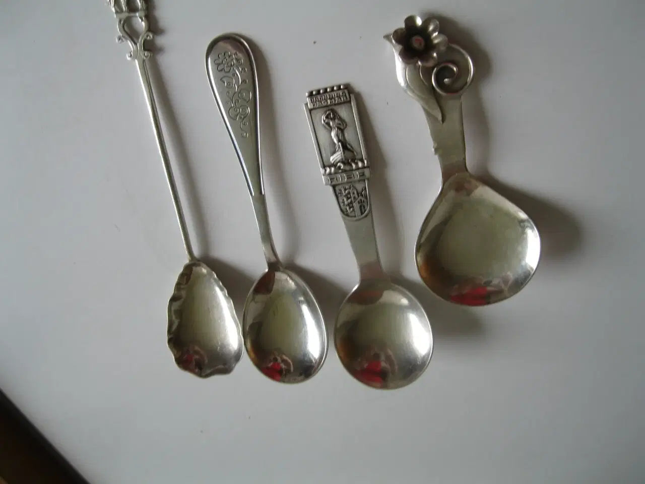 Billede 1 - 4 kompot/sukkerskeer i sølv. Den lille håndlavet.